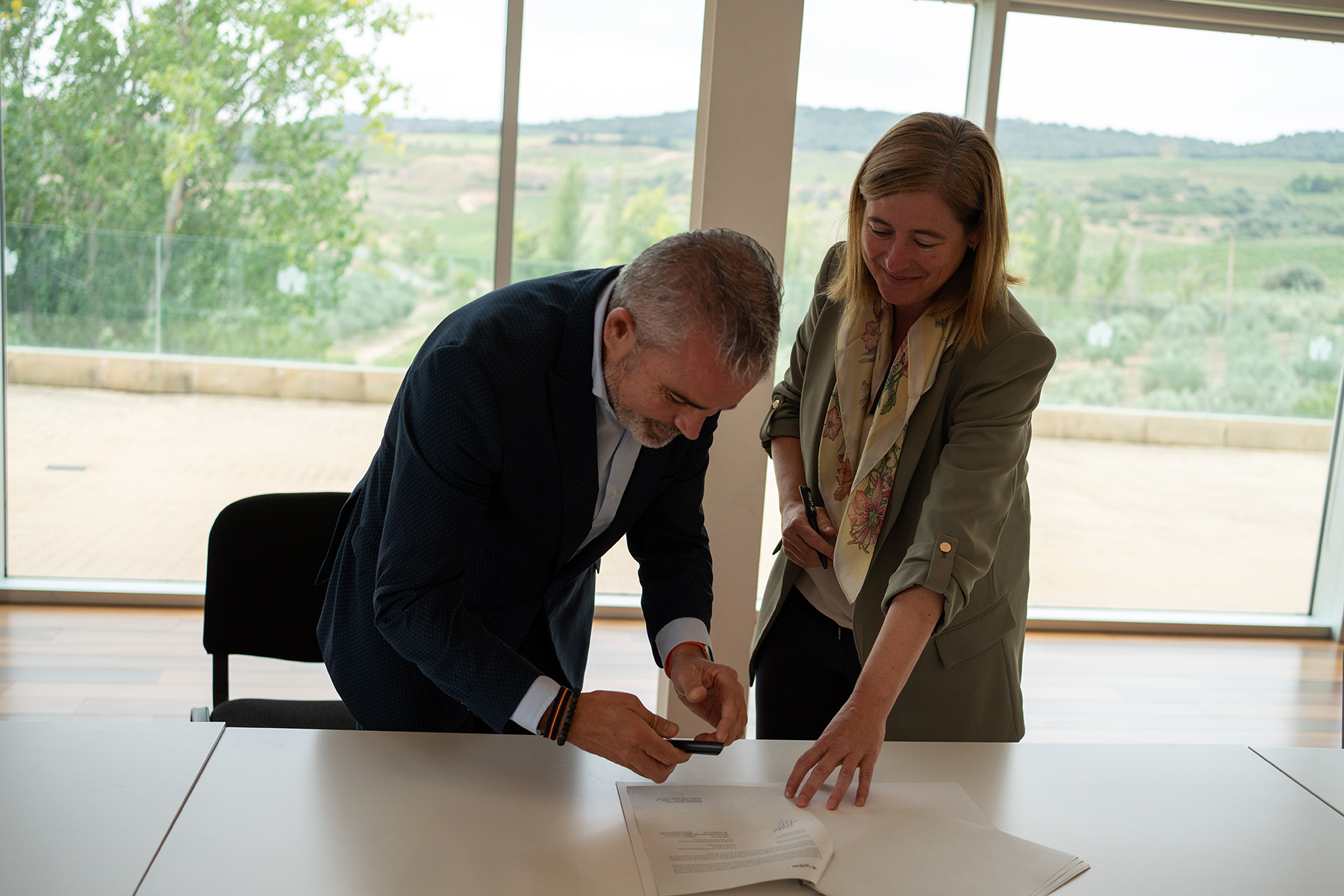 Firma de convenio con  la consejera Noemí Manzanos